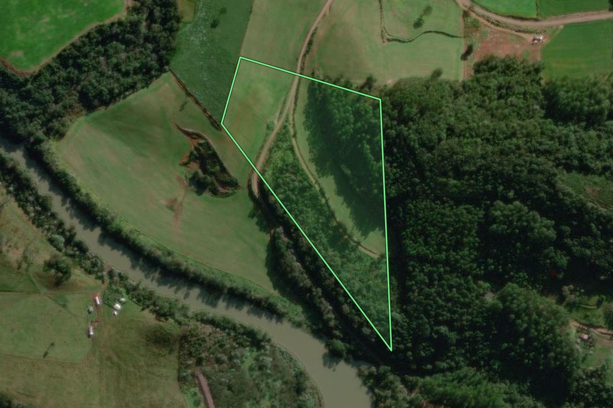 Imagem de satélite do imóvel rural em Jardinópolis (SC), com o contorno declarado no CAR desenhado por cima.