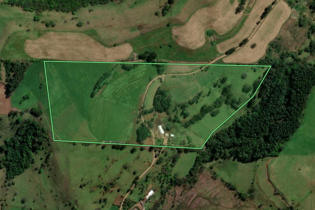 Imagem de satélite do imóvel rural em Jardinópolis (SC), com o contorno declarado no CAR desenhado por cima.