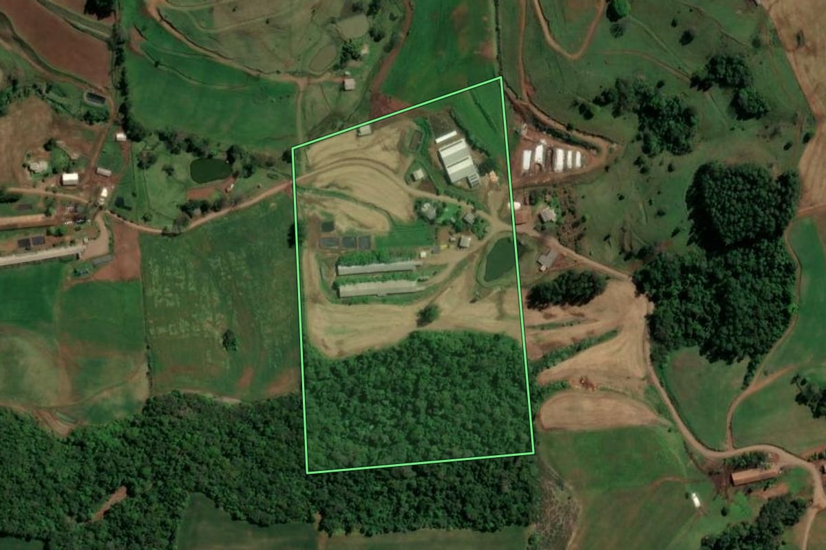 Imagem de satélite do imóvel rural em Jardinópolis (SC), com o contorno declarado no CAR desenhado por cima.
