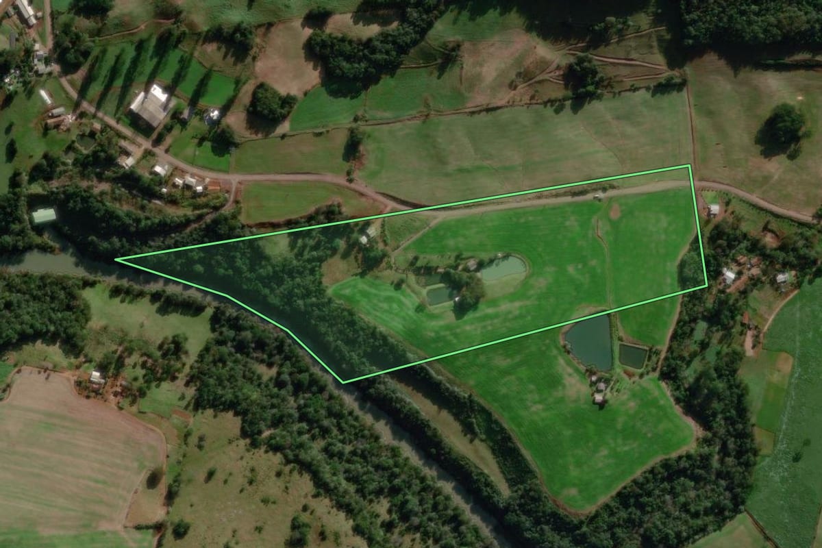 Imagem de satélite do imóvel rural em Jardinópolis (SC), com o contorno declarado no CAR desenhado por cima.