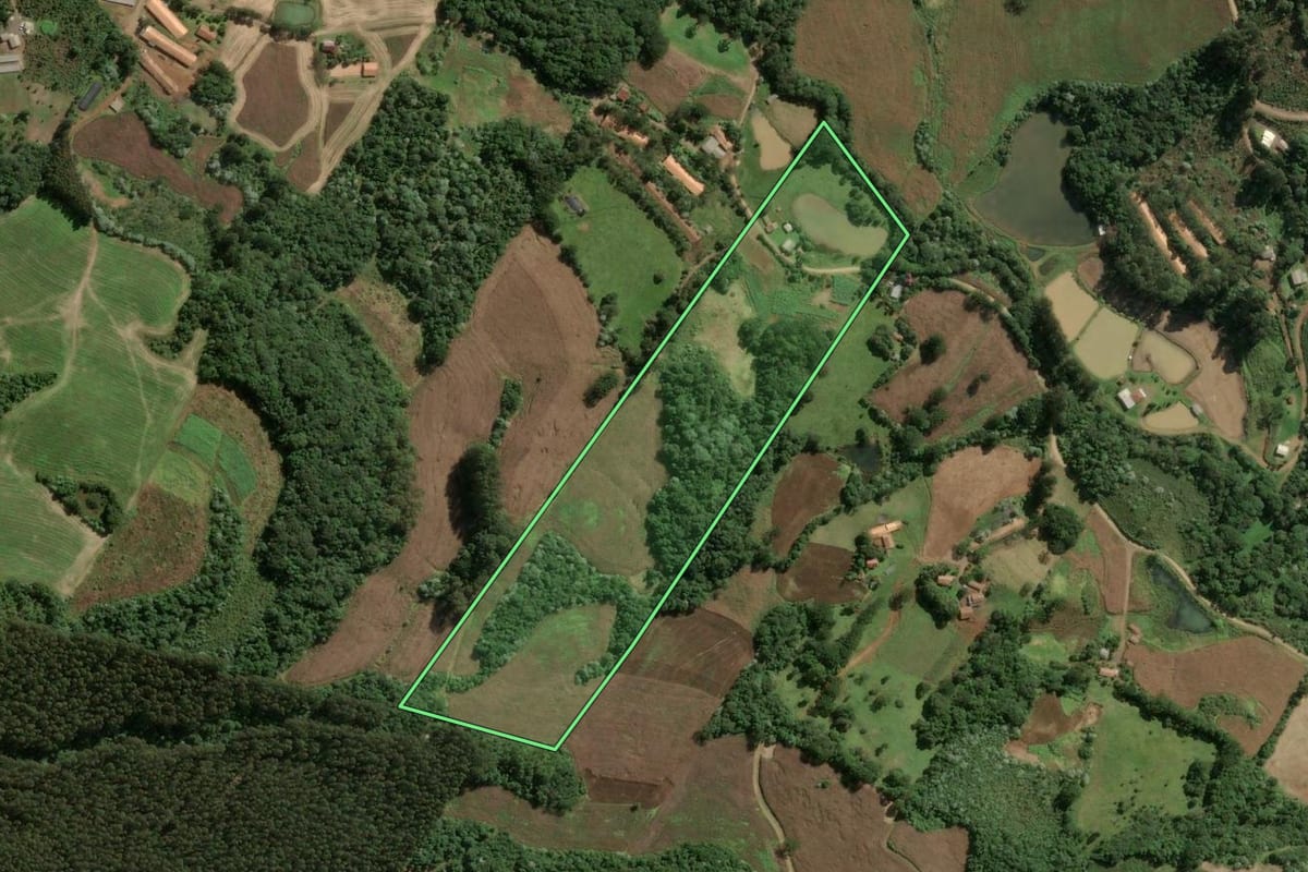 Imagem de satélite do imóvel rural em Joaçaba (SC), com o contorno declarado no CAR desenhado por cima.