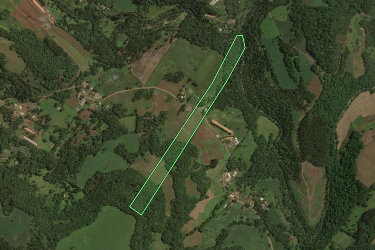 Imagem de satélite do imóvel rural em Joaçaba (SC), com o contorno declarado no CAR desenhado por cima.