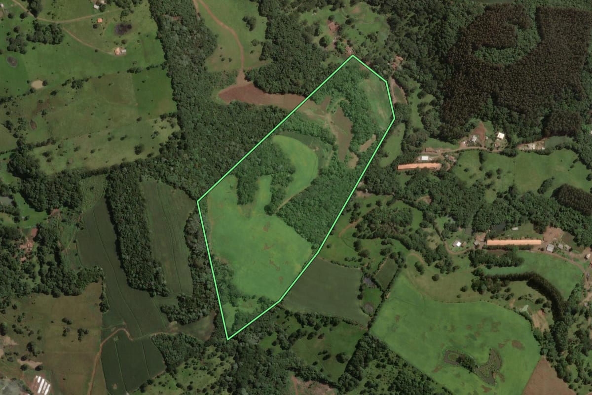 Imagem de satélite do imóvel rural em Joaçaba (SC), com o contorno declarado no CAR desenhado por cima.