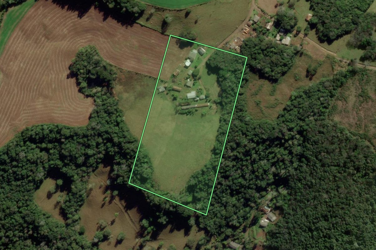 Imagem de satélite do imóvel rural em Joaçaba (SC), com o contorno declarado no CAR desenhado por cima.