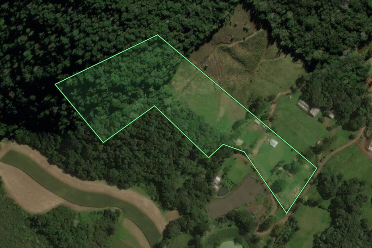 Imagem de satélite do imóvel rural em Joaçaba (SC), com o contorno declarado no CAR desenhado por cima.