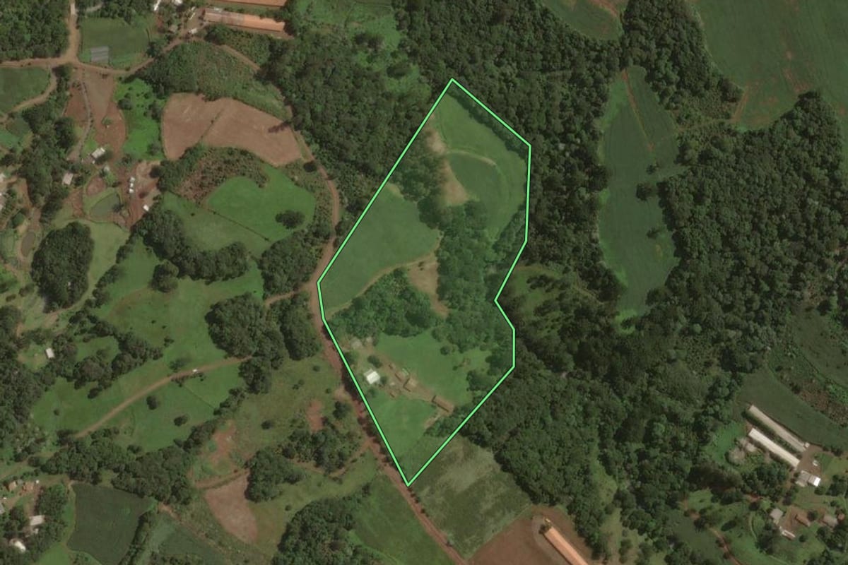 Imagem de satélite do imóvel rural em Joaçaba (SC), com o contorno declarado no CAR desenhado por cima.