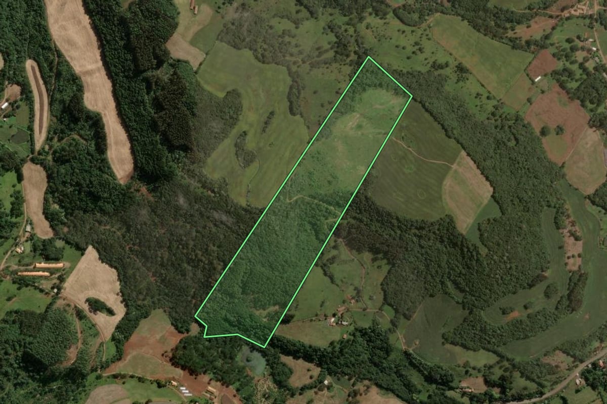 Imagem de satélite do imóvel rural em Joaçaba (SC), com o contorno declarado no CAR desenhado por cima.