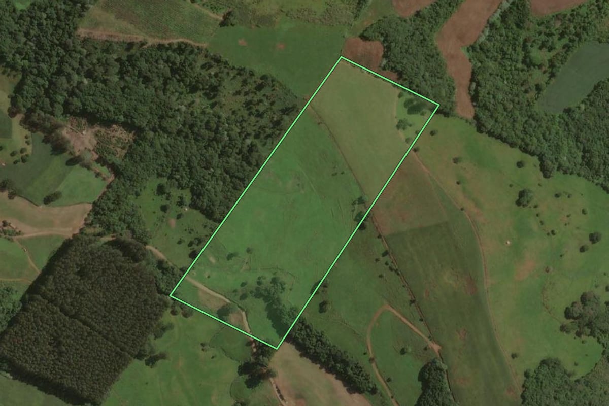 Imagem de satélite do imóvel rural em Joaçaba (SC), com o contorno declarado no CAR desenhado por cima.