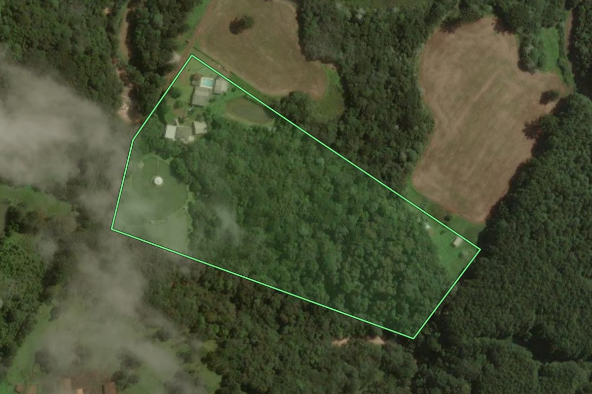 Imagem de satélite do imóvel rural em Joaçaba (SC), com o contorno declarado no CAR desenhado por cima.