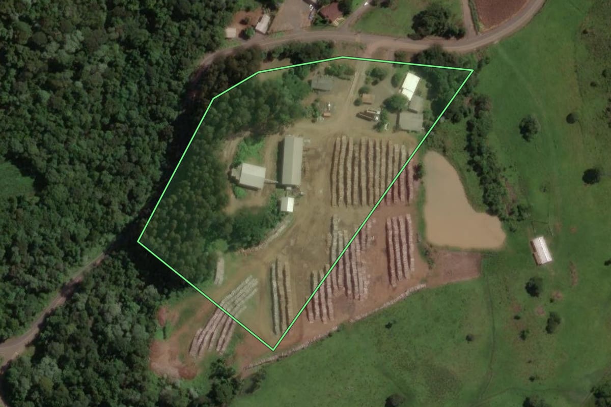 Imagem de satélite do imóvel rural em Joaçaba (SC), com o contorno declarado no CAR desenhado por cima.