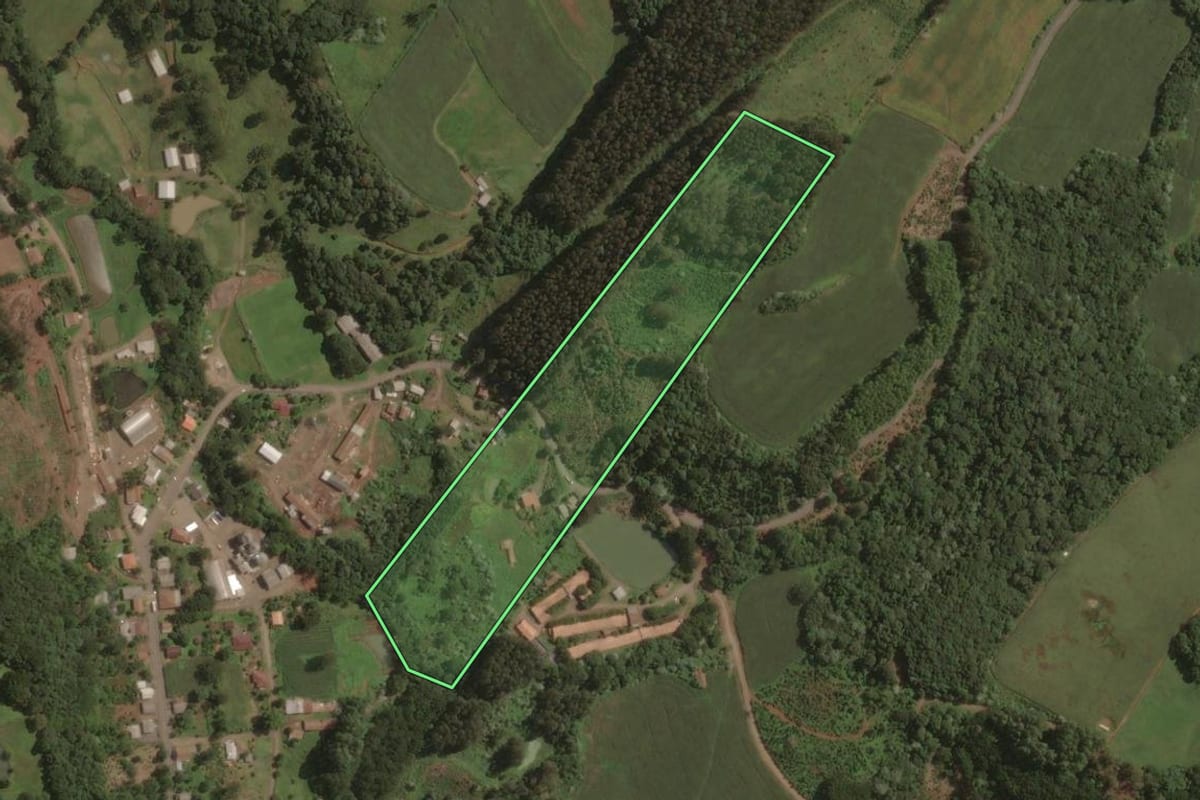 Imagem de satélite do imóvel rural em Joaçaba (SC), com o contorno declarado no CAR desenhado por cima.