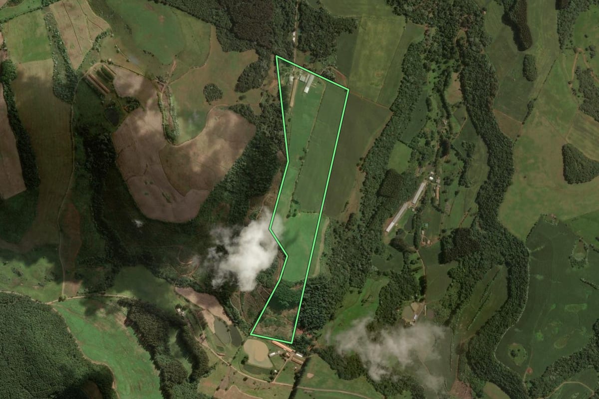 Imagem de satélite do imóvel rural em Joaçaba (SC), com o contorno declarado no CAR desenhado por cima.