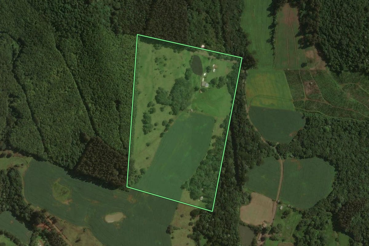 Imagem de satélite do imóvel rural em Joaçaba (SC), com o contorno declarado no CAR desenhado por cima.