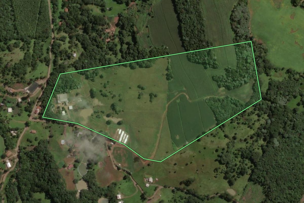 Imagem de satélite do imóvel rural em Joaçaba (SC), com o contorno declarado no CAR desenhado por cima.