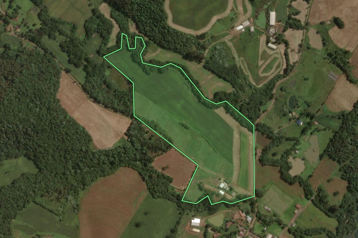Imagem de satélite do imóvel rural em Joaçaba (SC), com o contorno declarado no CAR desenhado por cima.