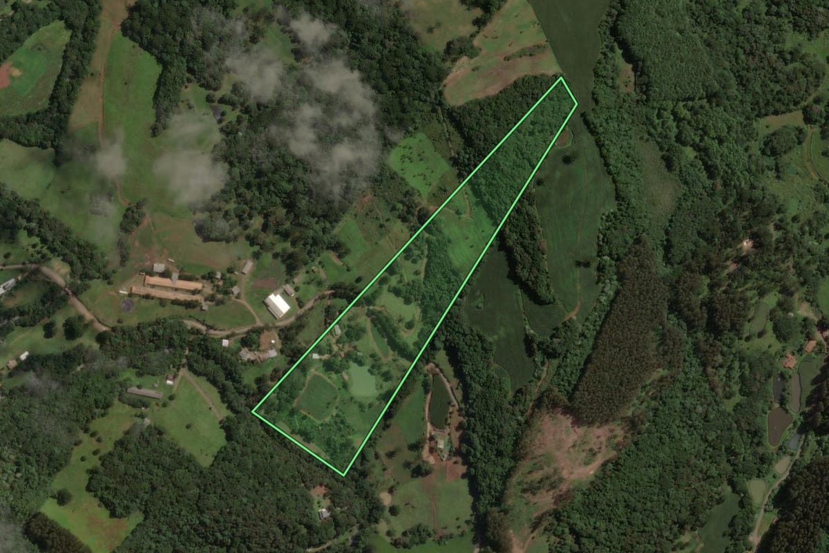 Imagem de satélite do imóvel rural em Joaçaba (SC), com o contorno declarado no CAR desenhado por cima.