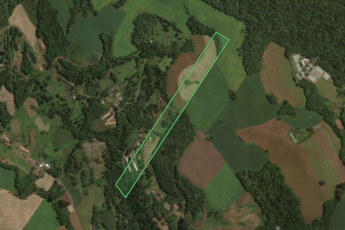 Imagem de satélite do imóvel rural em Joaçaba (SC), com o contorno declarado no CAR desenhado por cima.