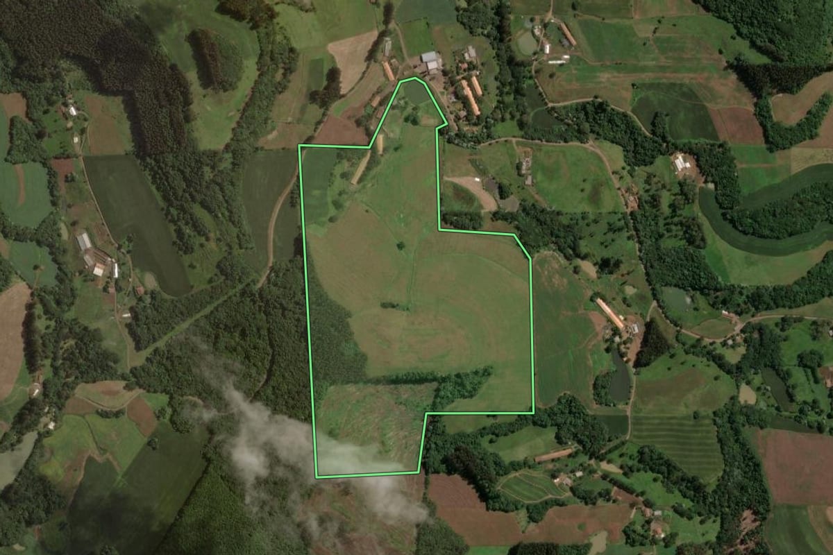 Imagem de satélite do imóvel rural em Joaçaba (SC), com o contorno declarado no CAR desenhado por cima.