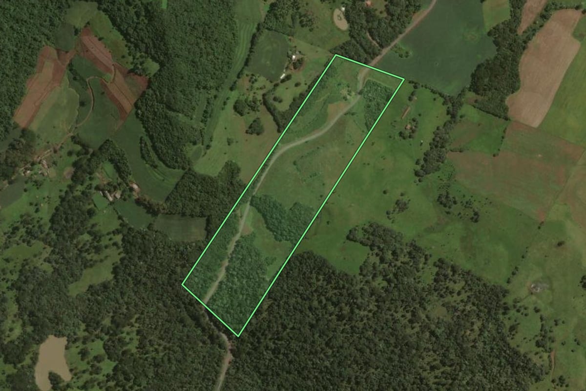 Imagem de satélite do imóvel rural em Joaçaba (SC), com o contorno declarado no CAR desenhado por cima.
