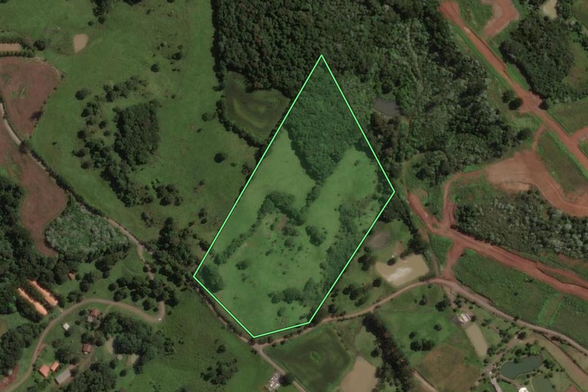 Imagem de satélite do imóvel rural em Joaçaba (SC), com o contorno declarado no CAR desenhado por cima.