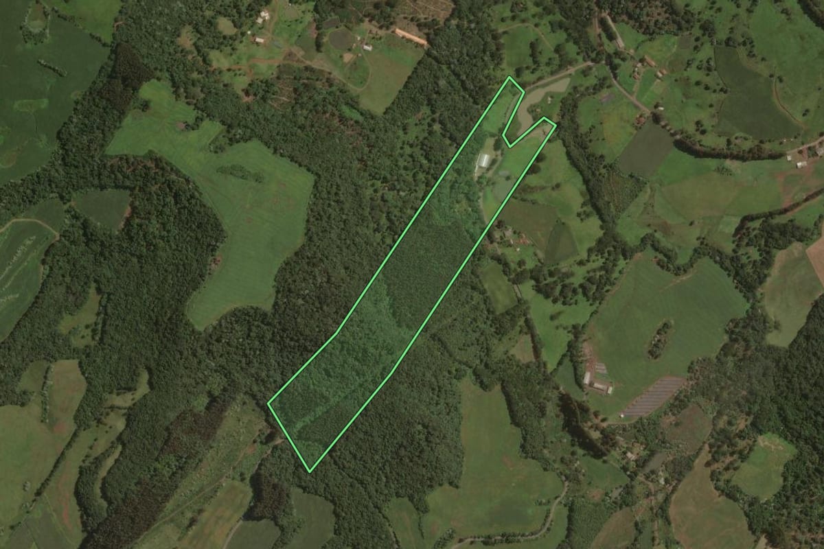 Imagem de satélite do imóvel rural em Joaçaba (SC), com o contorno declarado no CAR desenhado por cima.