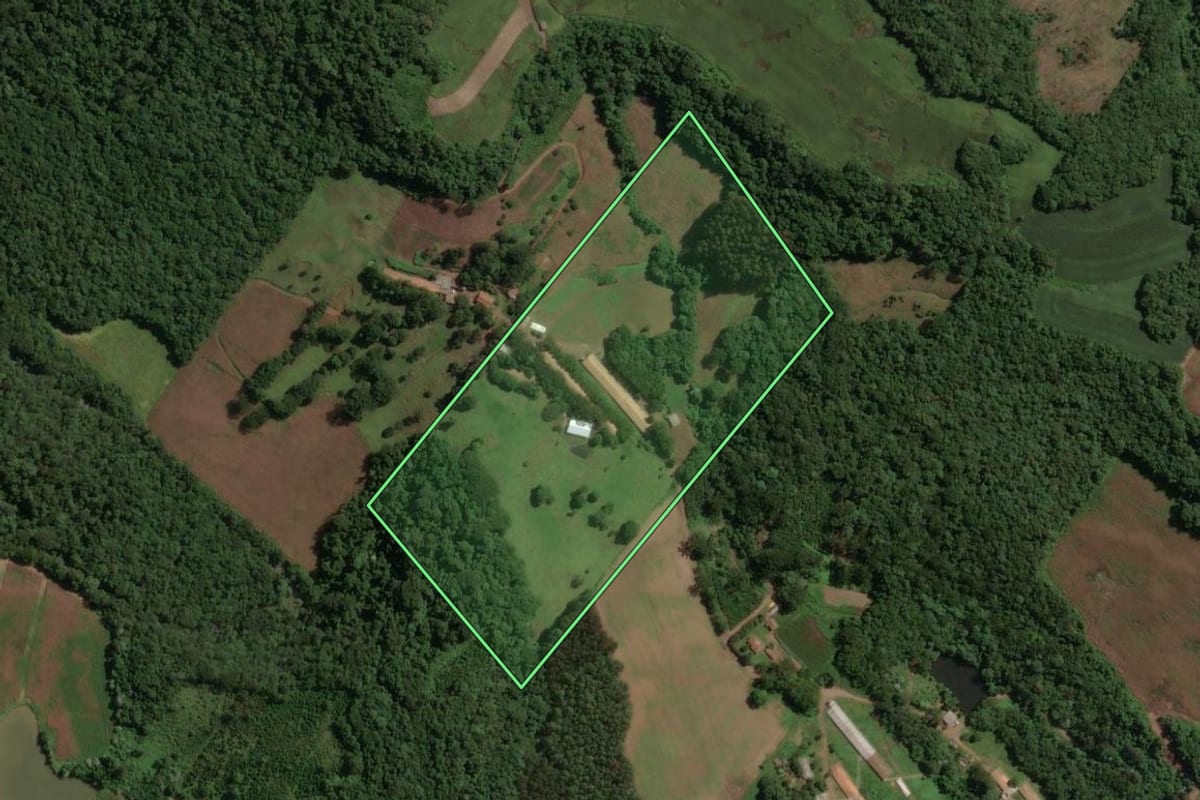 Imagem de satélite do imóvel rural em Joaçaba (SC), com o contorno declarado no CAR desenhado por cima.
