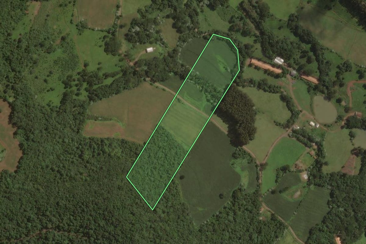 Imagem de satélite do imóvel rural em Joaçaba (SC), com o contorno declarado no CAR desenhado por cima.