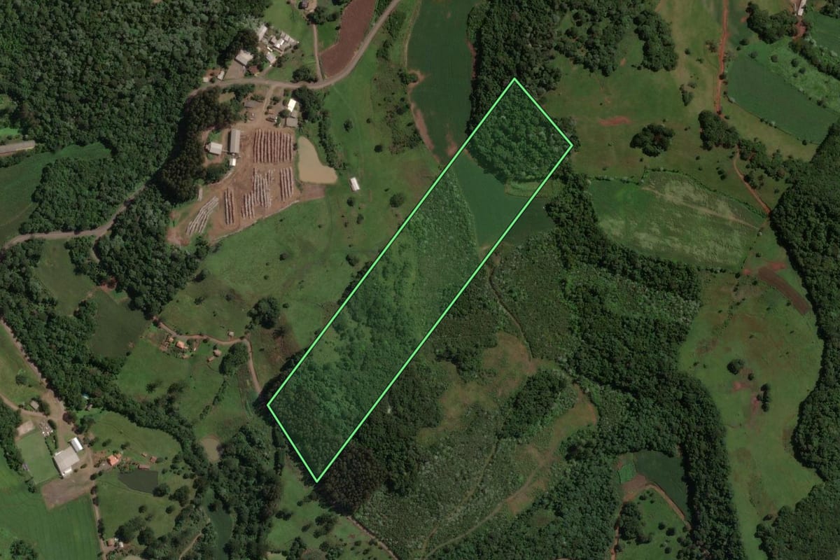 Imagem de satélite do imóvel rural em Joaçaba (SC), com o contorno declarado no CAR desenhado por cima.
