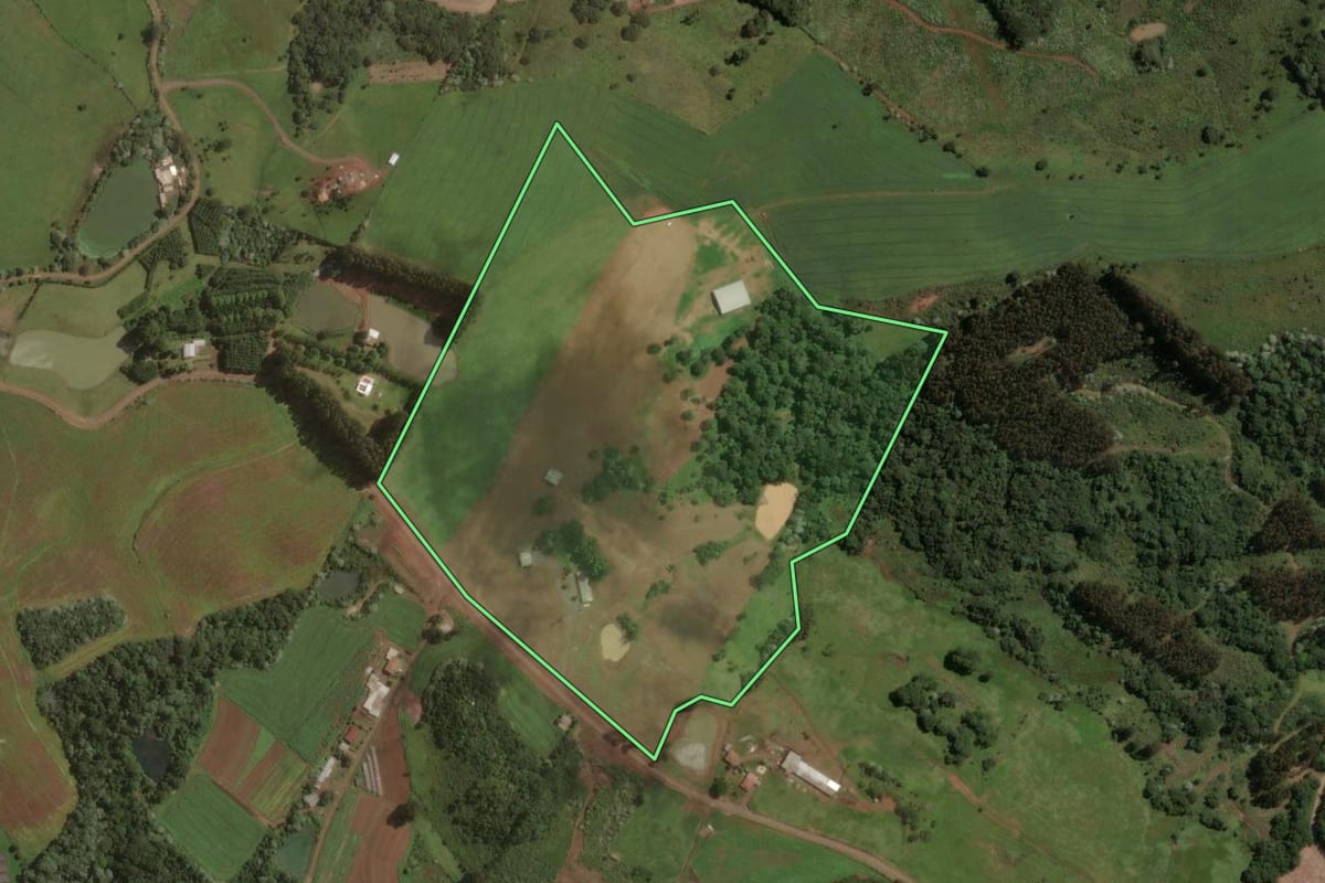 Imagem de satélite do imóvel rural em Joaçaba (SC), com o contorno declarado no CAR desenhado por cima.