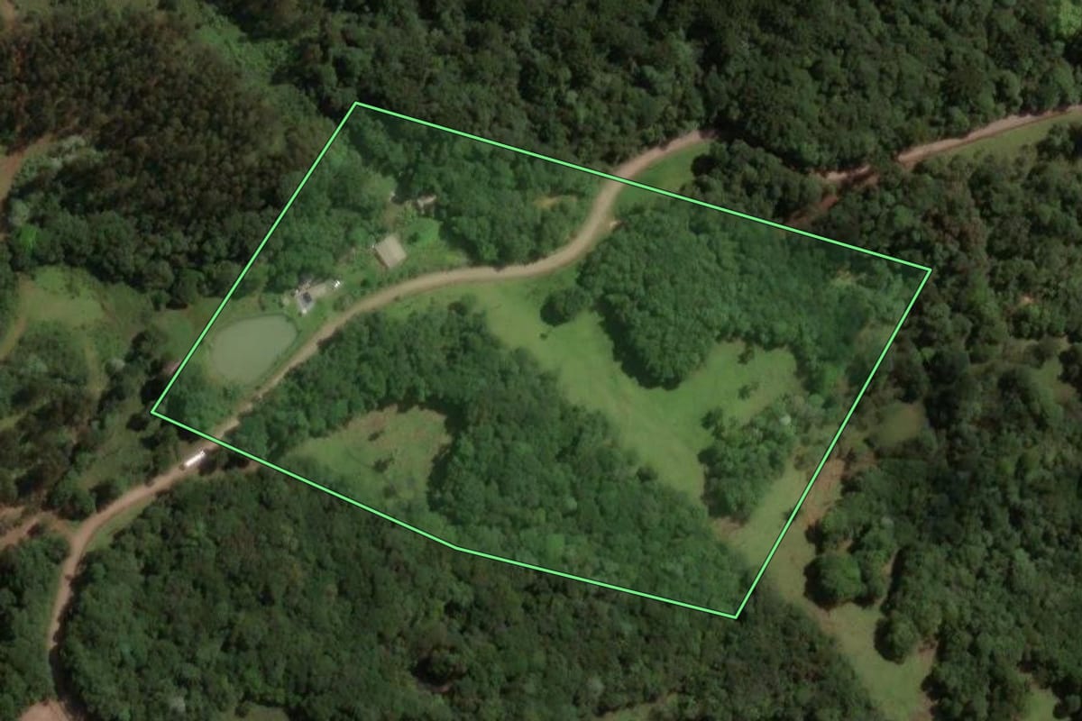 Imagem de satélite do imóvel rural em Joaçaba (SC), com o contorno declarado no CAR desenhado por cima.