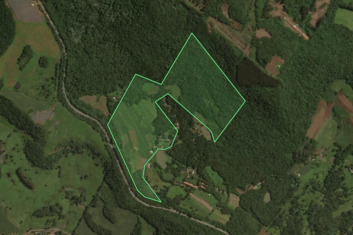 Imagem de satélite do imóvel rural em Joaçaba (SC), com o contorno declarado no CAR desenhado por cima.