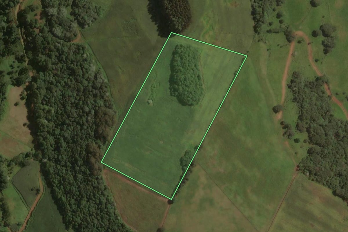 Imagem de satélite do imóvel rural em Joaçaba (SC), com o contorno declarado no CAR desenhado por cima.