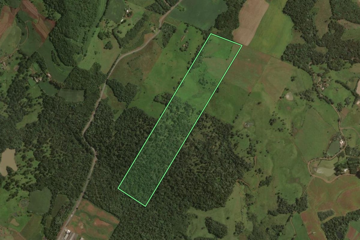 Imagem de satélite do imóvel rural em Joaçaba (SC), com o contorno declarado no CAR desenhado por cima.