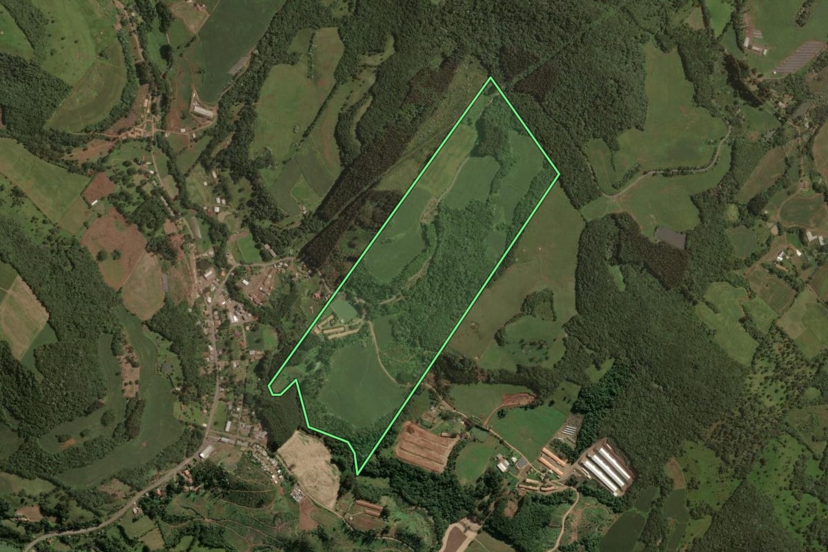 Imagem de satélite do imóvel rural em Joaçaba (SC), com o contorno declarado no CAR desenhado por cima.