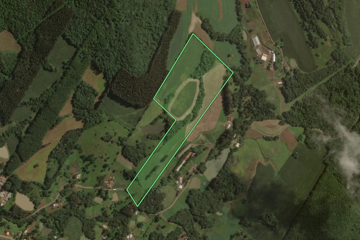Imagem de satélite do imóvel rural em Joaçaba (SC), com o contorno declarado no CAR desenhado por cima.