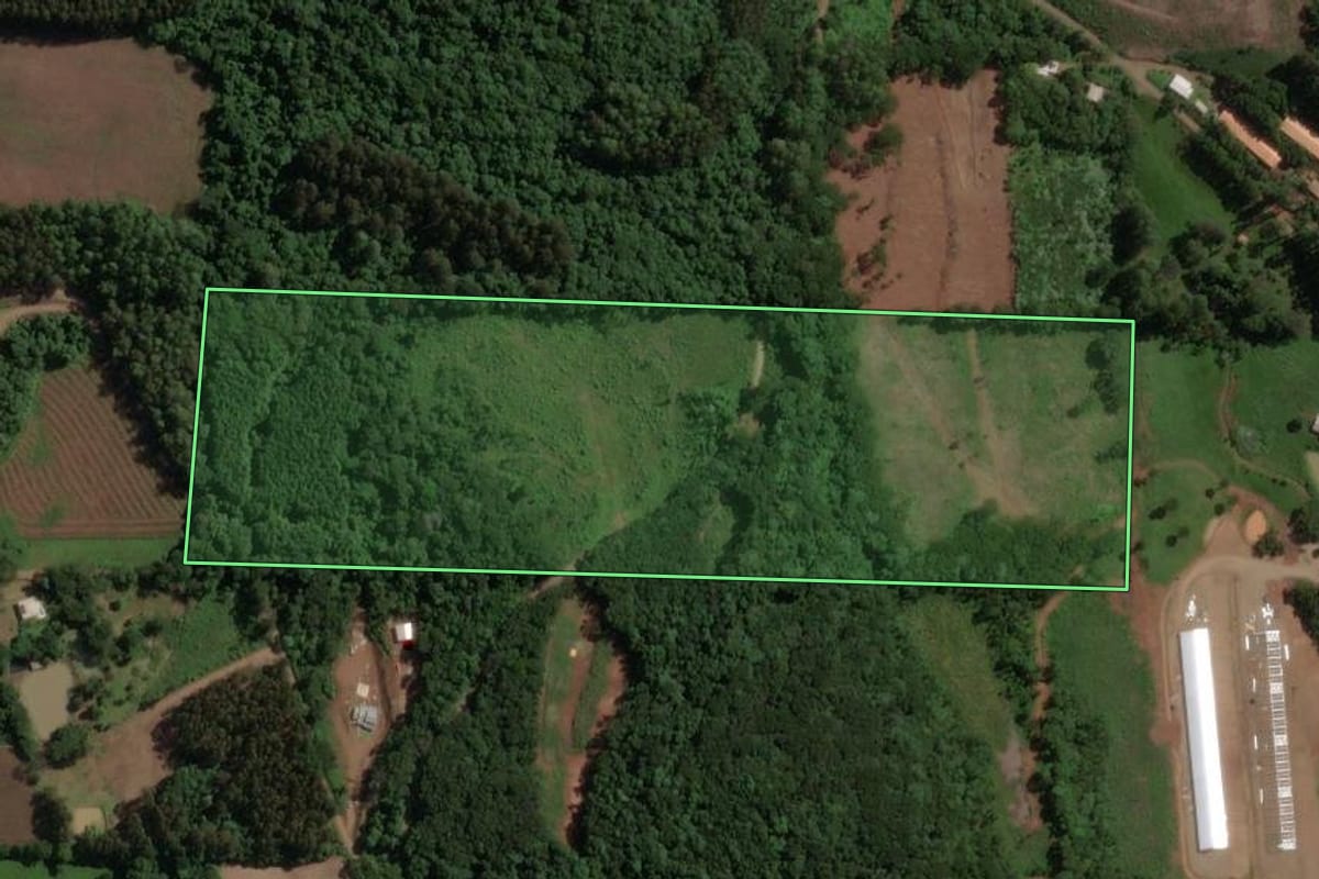 Imagem de satélite do imóvel rural em Joaçaba (SC), com o contorno declarado no CAR desenhado por cima.