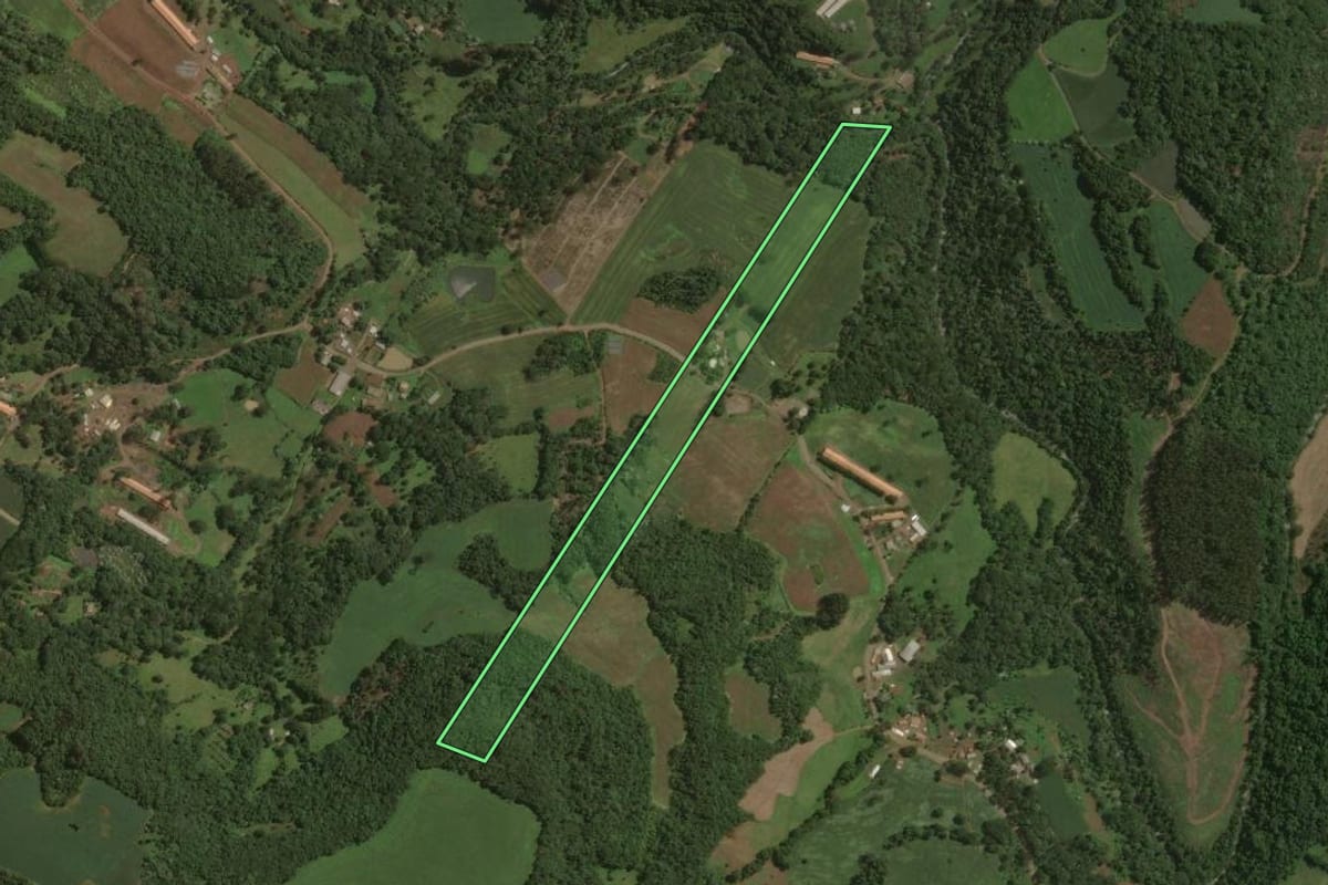 Imagem de satélite do imóvel rural em Joaçaba (SC), com o contorno declarado no CAR desenhado por cima.