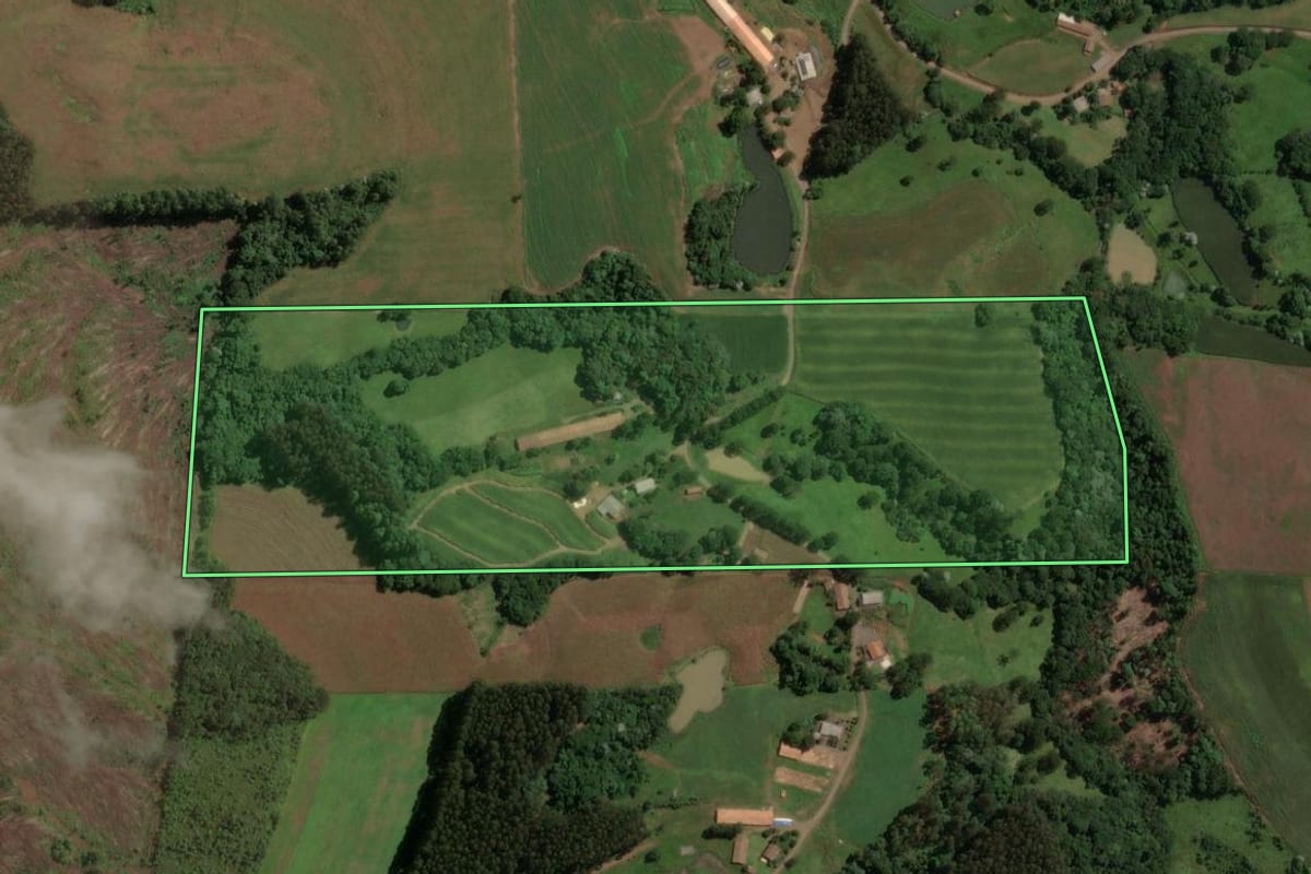 Imagem de satélite do imóvel rural em Joaçaba (SC), com o contorno declarado no CAR desenhado por cima.