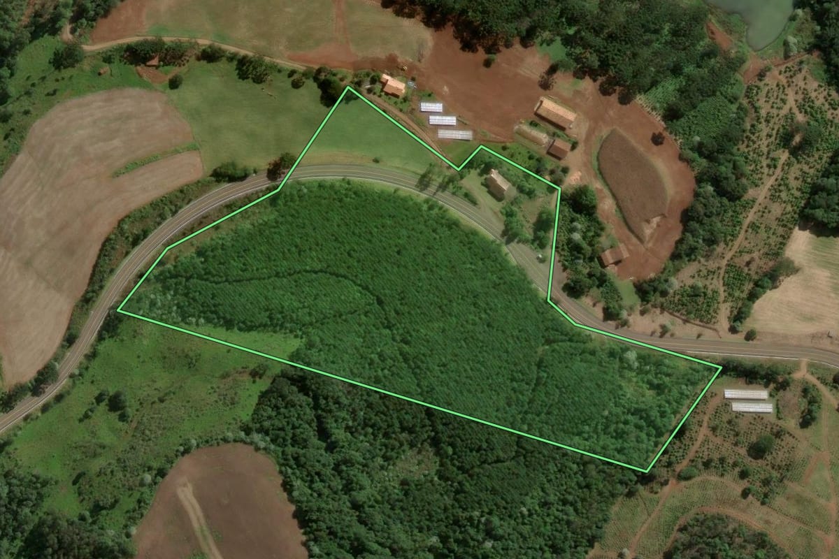 Imagem de satélite do imóvel rural em Joaçaba (SC), com o contorno declarado no CAR desenhado por cima.
