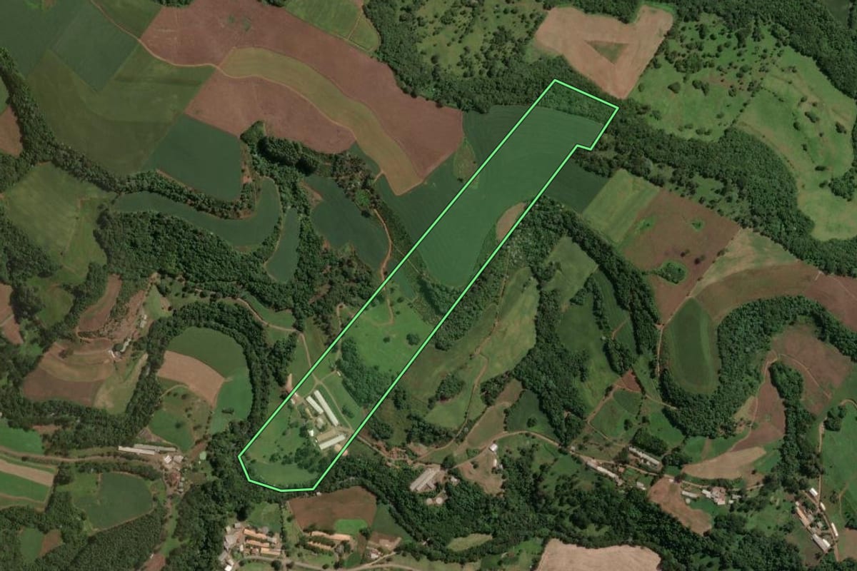 Imagem de satélite do imóvel rural em Joaçaba (SC), com o contorno declarado no CAR desenhado por cima.