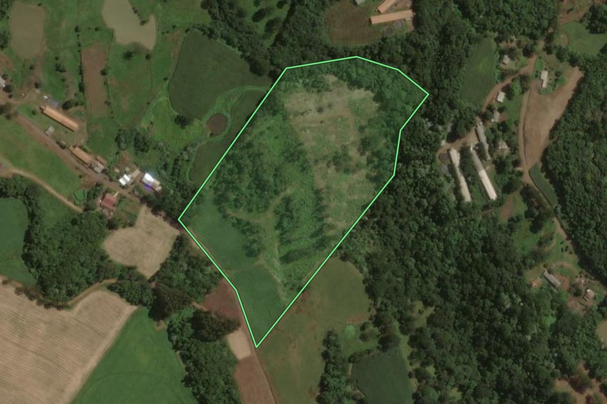 Imagem de satélite do imóvel rural em Joaçaba (SC), com o contorno declarado no CAR desenhado por cima.