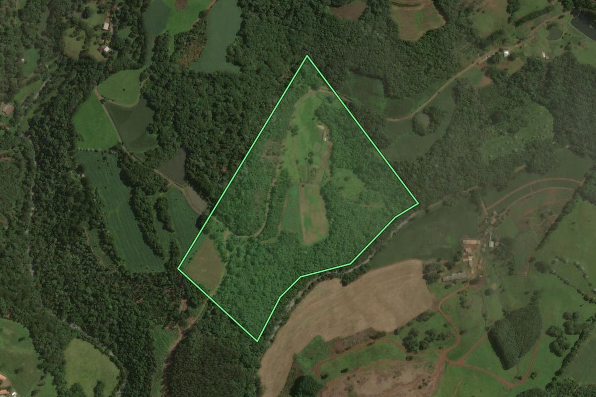 Imagem de satélite do imóvel rural em Joaçaba (SC), com o contorno declarado no CAR desenhado por cima.
