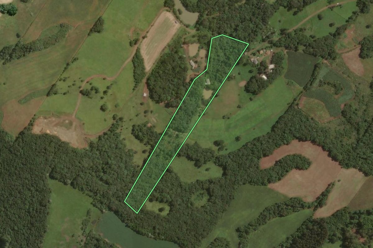 Imagem de satélite do imóvel rural em Joaçaba (SC), com o contorno declarado no CAR desenhado por cima.