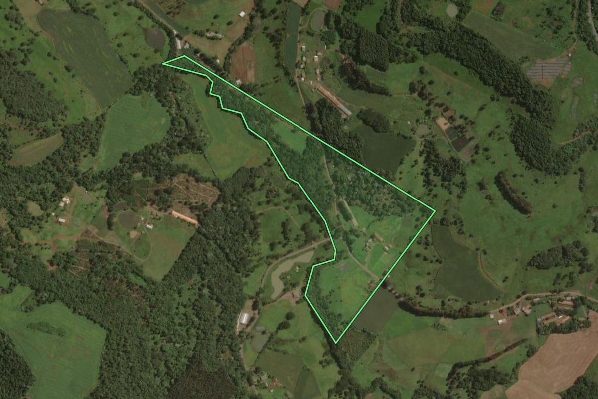 Imagem de satélite do imóvel rural em Joaçaba (SC), com o contorno declarado no CAR desenhado por cima.