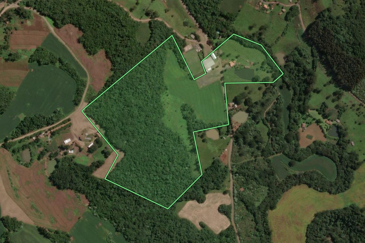 Imagem de satélite do imóvel rural em Joaçaba (SC), com o contorno declarado no CAR desenhado por cima.