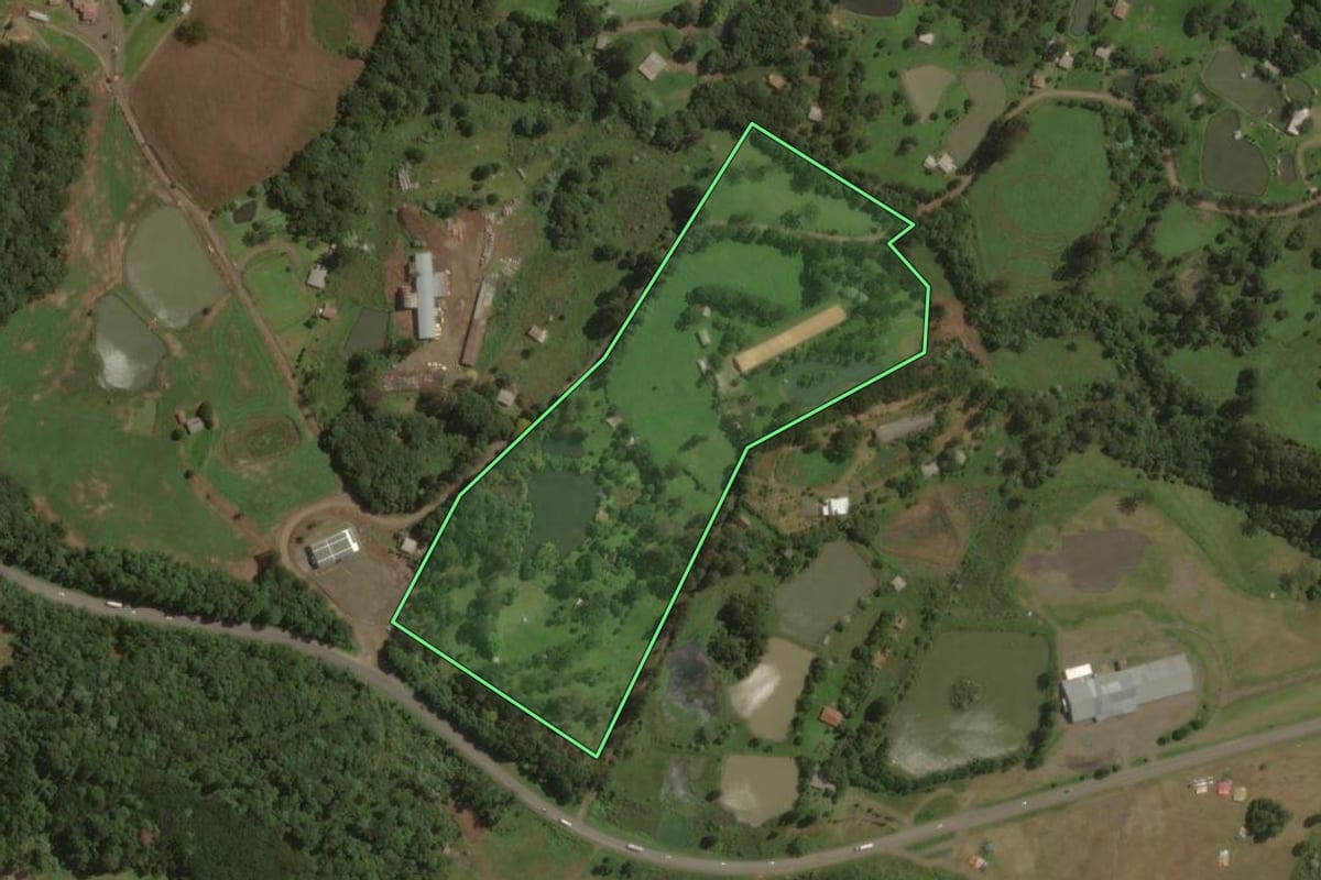 Imagem de satélite do imóvel rural em Joaçaba (SC), com o contorno declarado no CAR desenhado por cima.