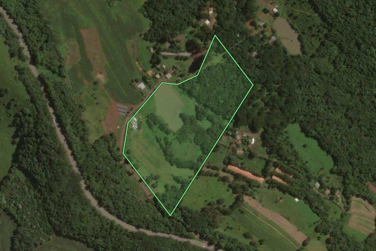Imagem de satélite do imóvel rural em Joaçaba (SC), com o contorno declarado no CAR desenhado por cima.