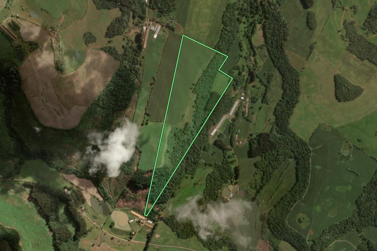 Imagem de satélite do imóvel rural em Joaçaba (SC), com o contorno declarado no CAR desenhado por cima.
