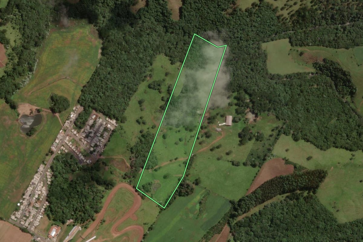 Imagem de satélite do imóvel rural em Joaçaba (SC), com o contorno declarado no CAR desenhado por cima.
