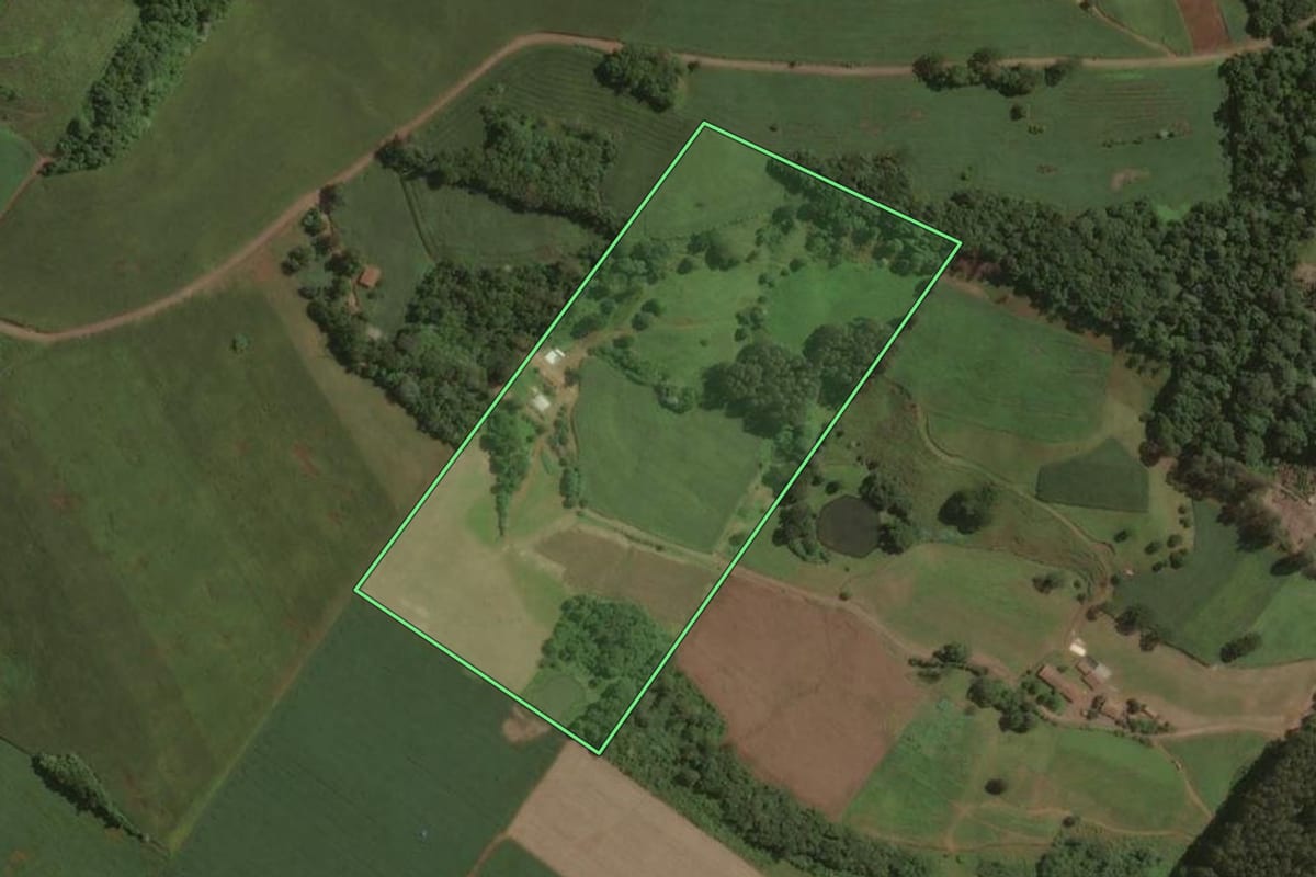 Imagem de satélite do imóvel rural em Joaçaba (SC), com o contorno declarado no CAR desenhado por cima.